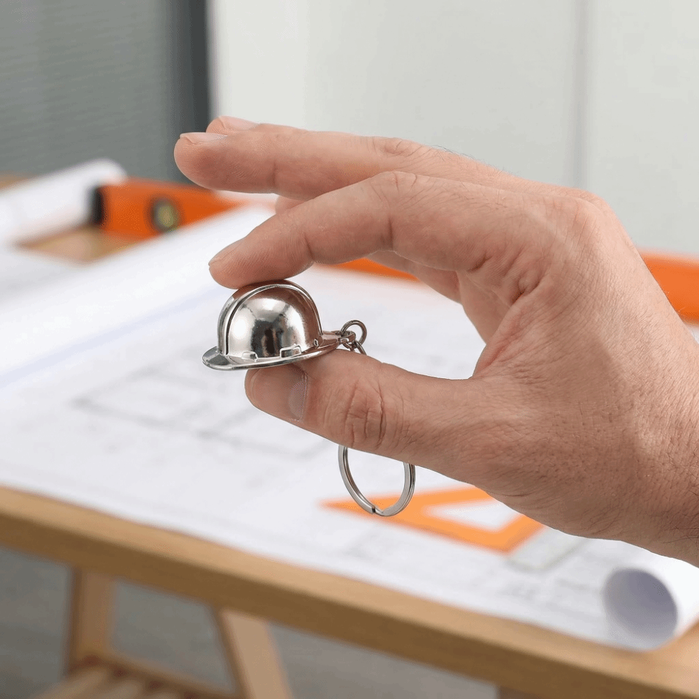 Heavy Equipment Keychain - Llavero Divertido con Diseño de Casco